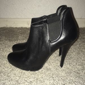 Guess Ortena booties